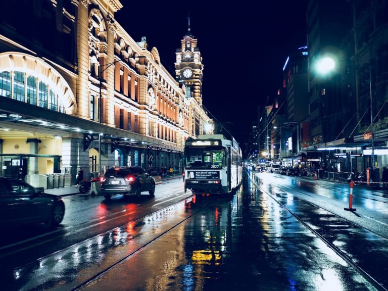 melbourne-melburn-avstraliia-doroga-ulitsa-doma-relsy-tramva